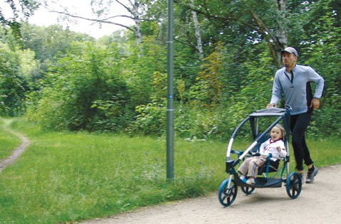 Беговая коляска разгоняет семью в спортивном темпе
