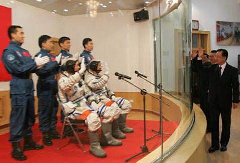 Чай, вдвоём: китайский дуэт получил 5 суток космоса
