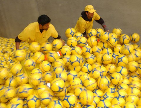 Почтовый банк превратил поле стадиона в море футбольных мячей