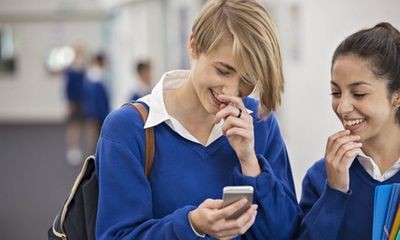 Школы, где запрещены мобильные, показывают лучшую успеваемость